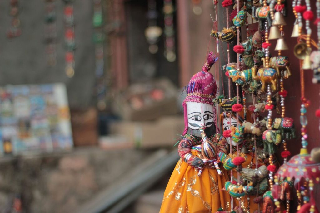 Las marionetas indias son artículos típicos de los mercados. 