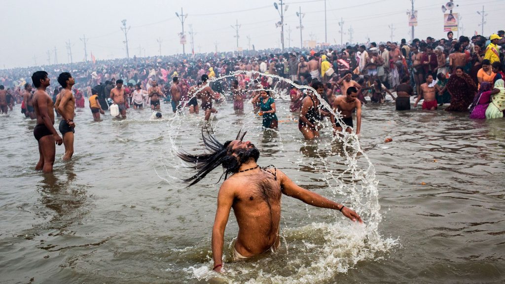 Bañitas entrando en el río Ganges durante celebración de Kumbh Mela 