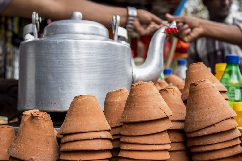 Tetera y tazas de barro en un mercado indio