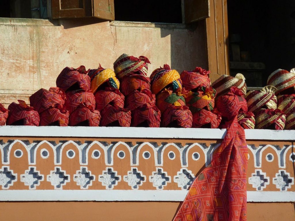 Regatear en India : turbantes en un mercado 