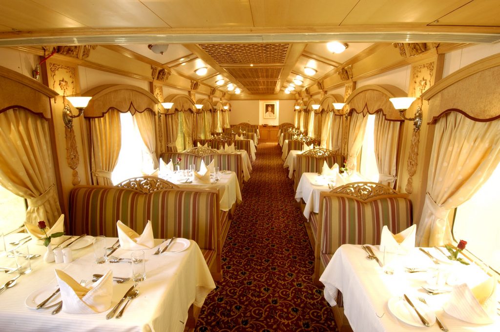 Restaurante en tren de lujo de India 