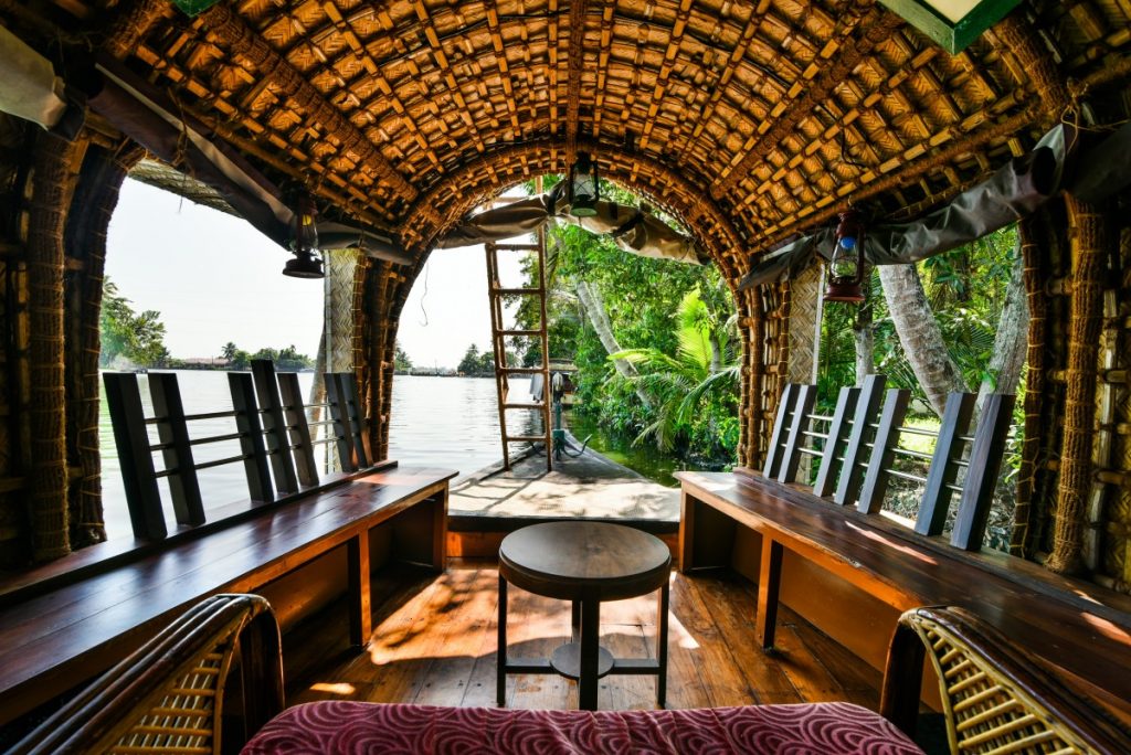 Interior de un típico house boat de Kerala. 