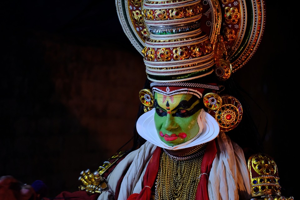 Intérprete de kathakali durante una función de teatro.