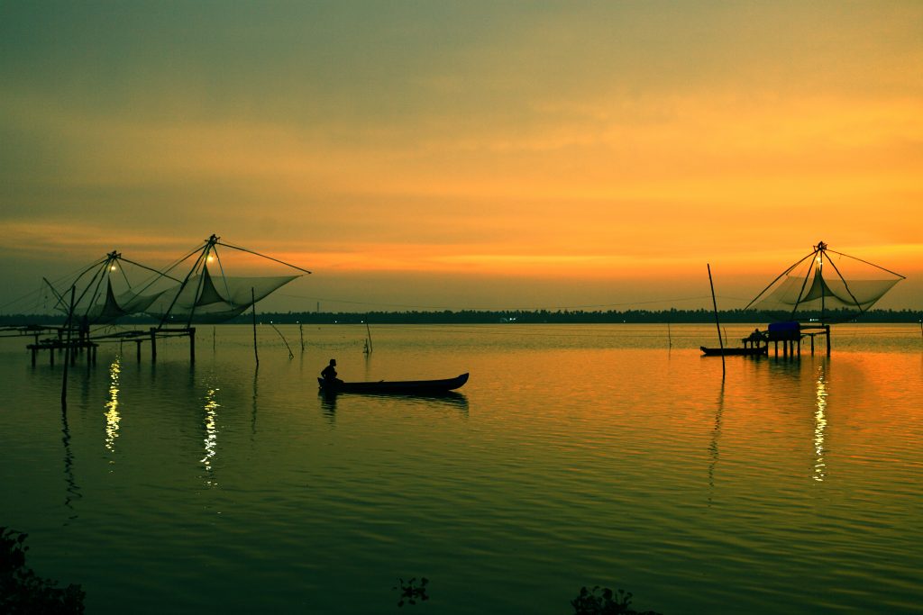 Pescador y típicas redes chinas en Kerala