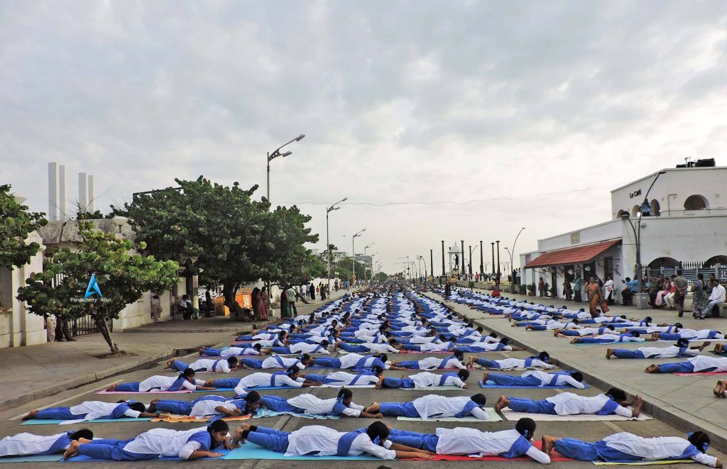 Calles llenas de gente en posición de yoga en Tamil Nadu