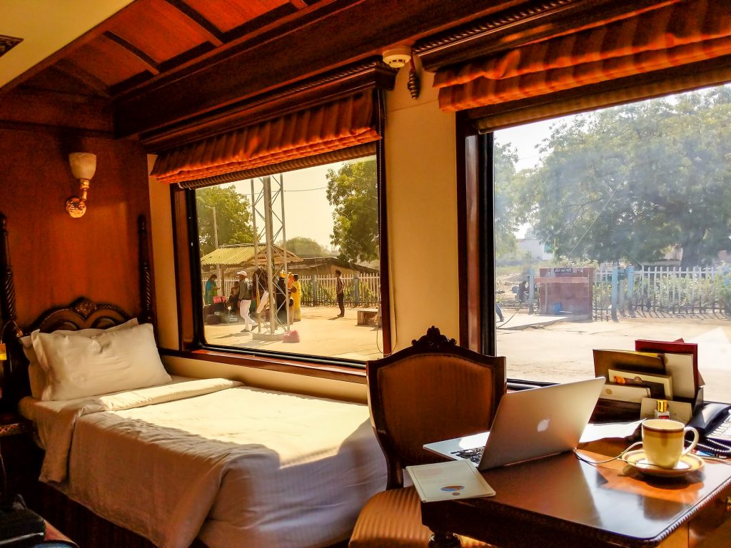 Habitación del Maharajas Express frente a estación india