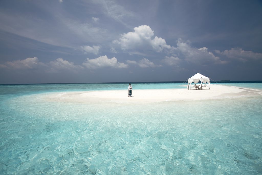 Hombre en el Sandbank de Baros Maldives