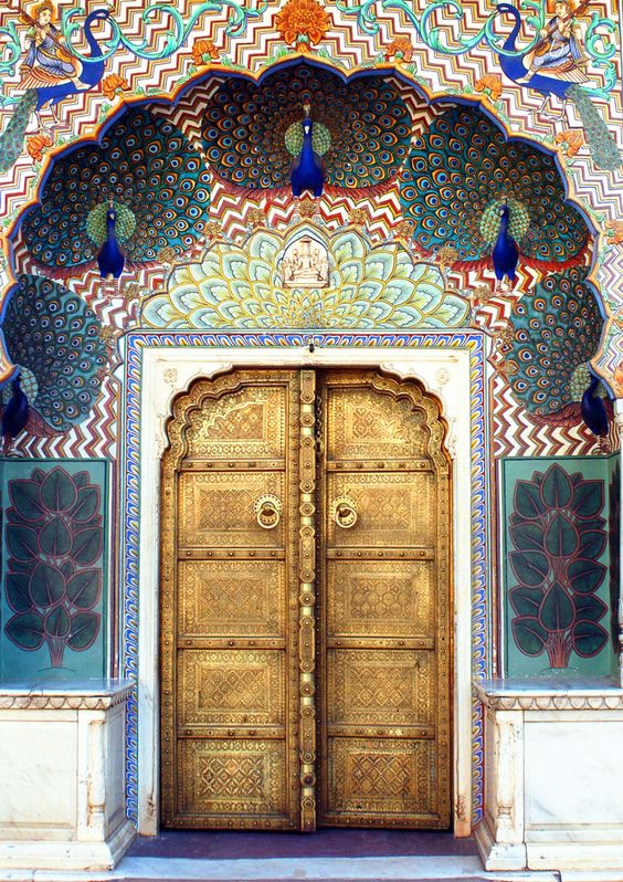 Pavos reales en la entrada al City Palace de Jaipur. 