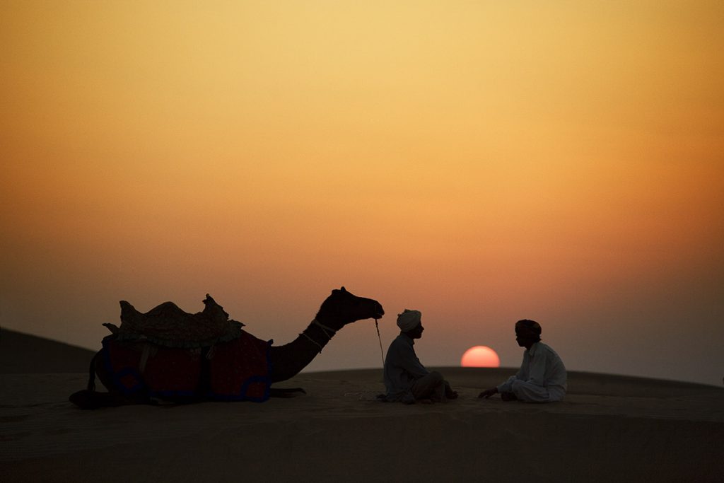 Dos nómadas en el desierto del That en Rajastán India 