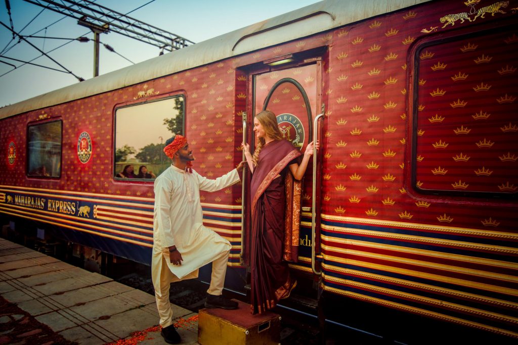 Pasajeros a bordo de un tren de lujo en India 