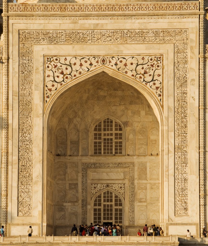 Majestuosa entrada al Taj Mahal en Agra