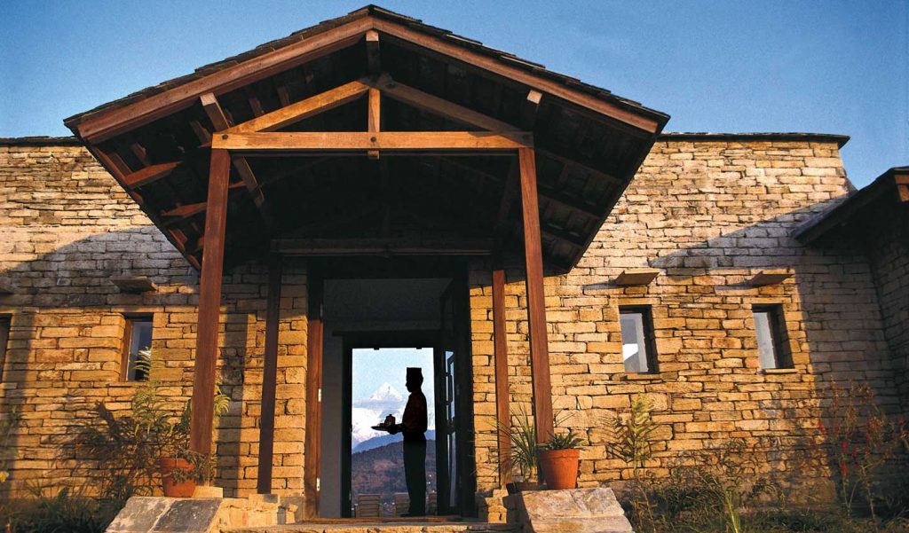 Lobby de Tiger Mountain Lodge con los Himalayas al fondo 