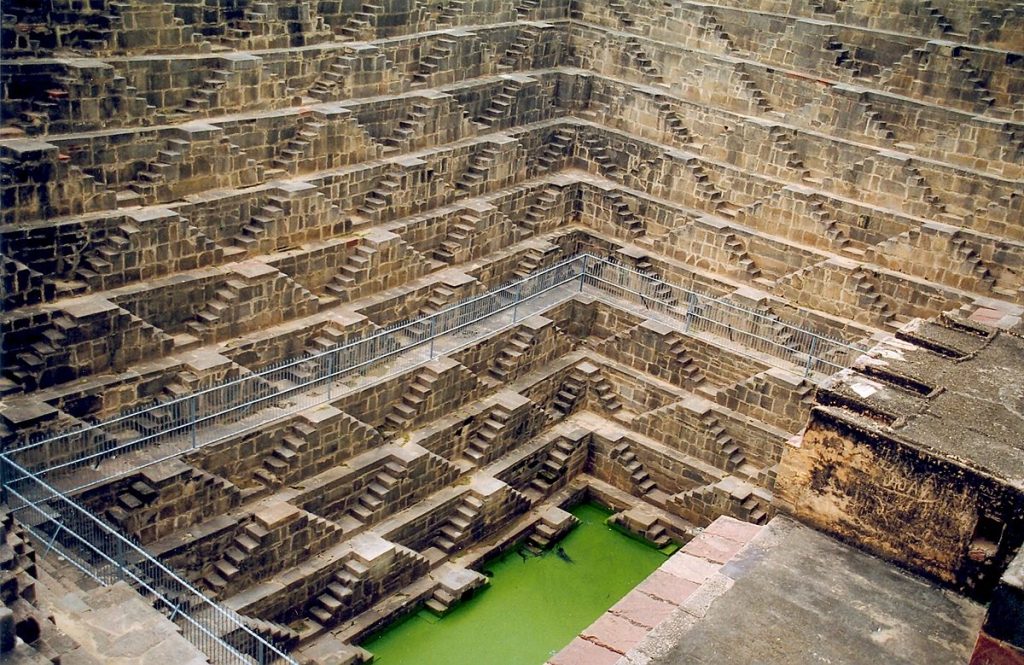 Escalones del Chand Baori, el baori más famoso de India