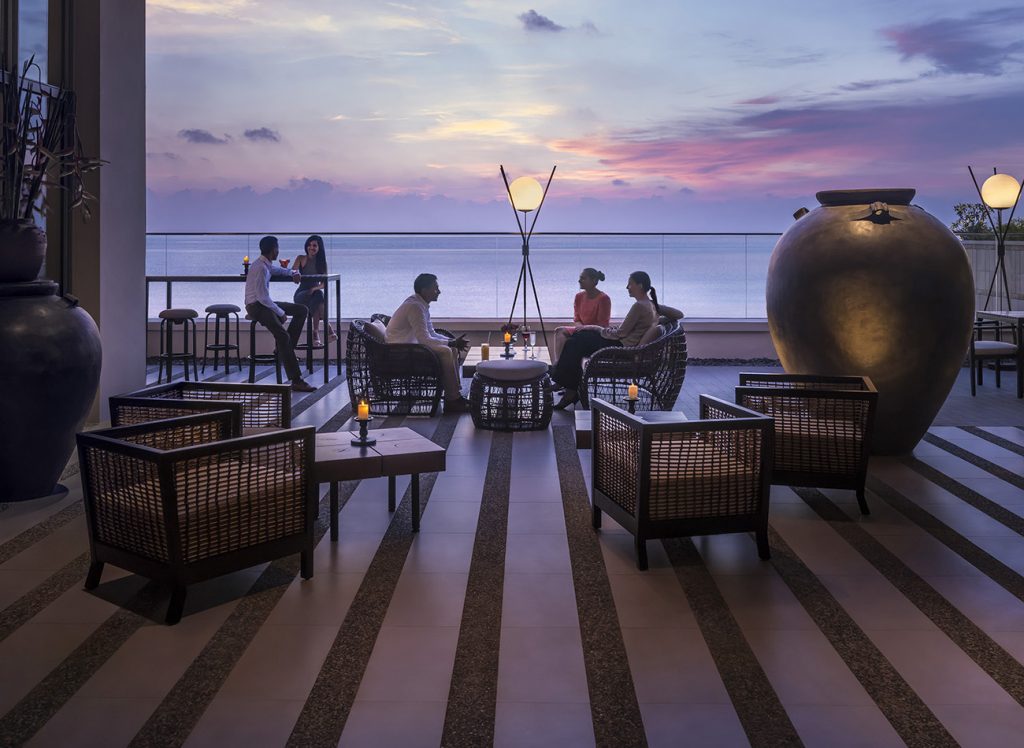 Terraza del hotel Shangri-La Colombo al atardecer