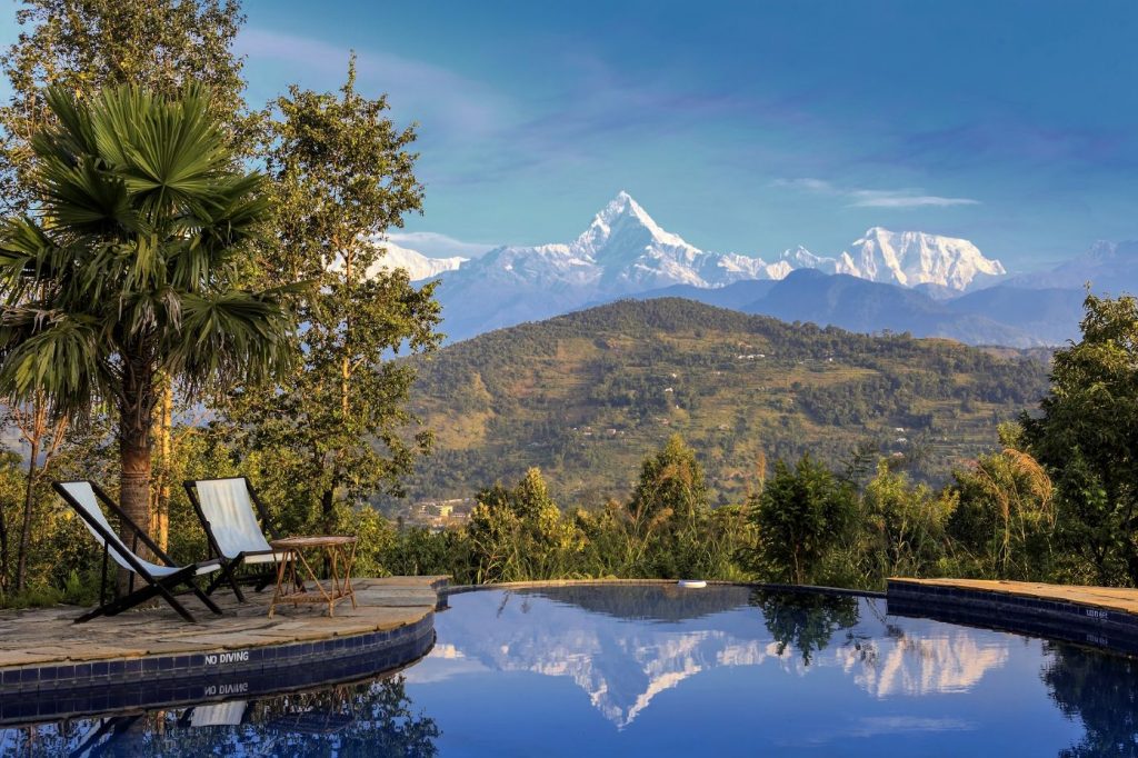 Piscina del Tiger Mountain y vistas de las montañas nevadas 