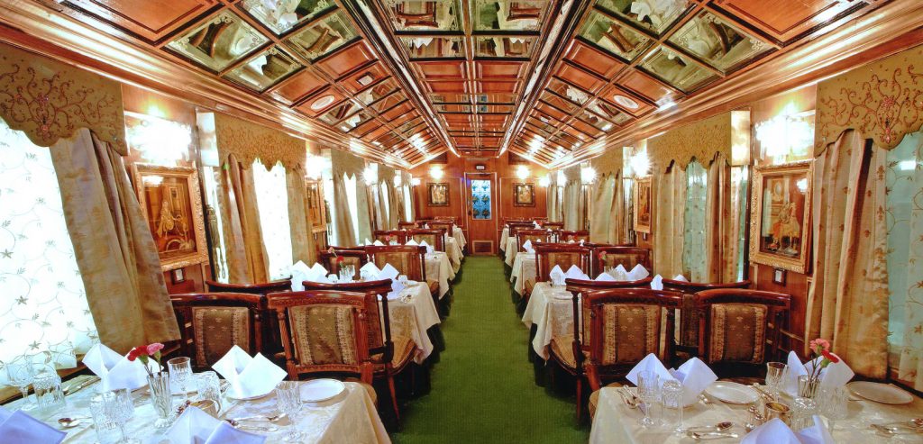 Restaurante Maharani de Palace on Wheels listo para el servicio 