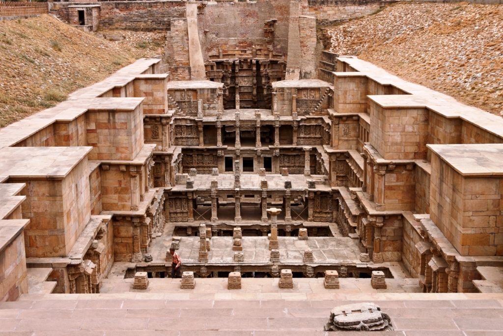 Columnas y escaleras de Rani-ki-vav en Gujarat 