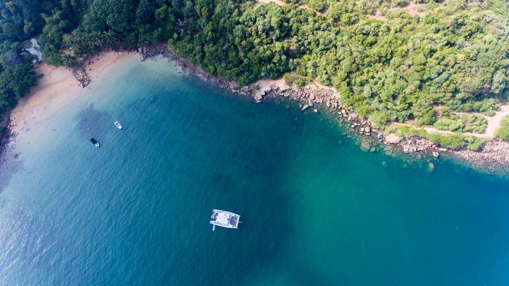 Catamarán de lujo para avista ballenas en Sri Lanka