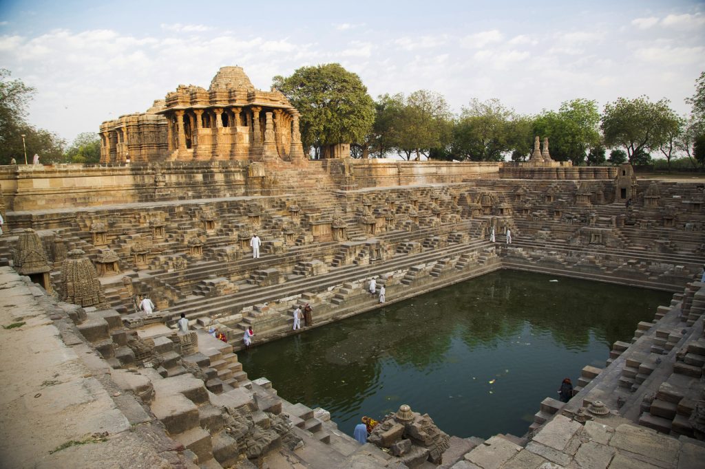 Visitantes en el baori o kundar del Sun Temple de Modhera