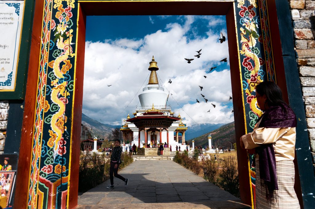 Locales en la entrada del Chorten de Timpu