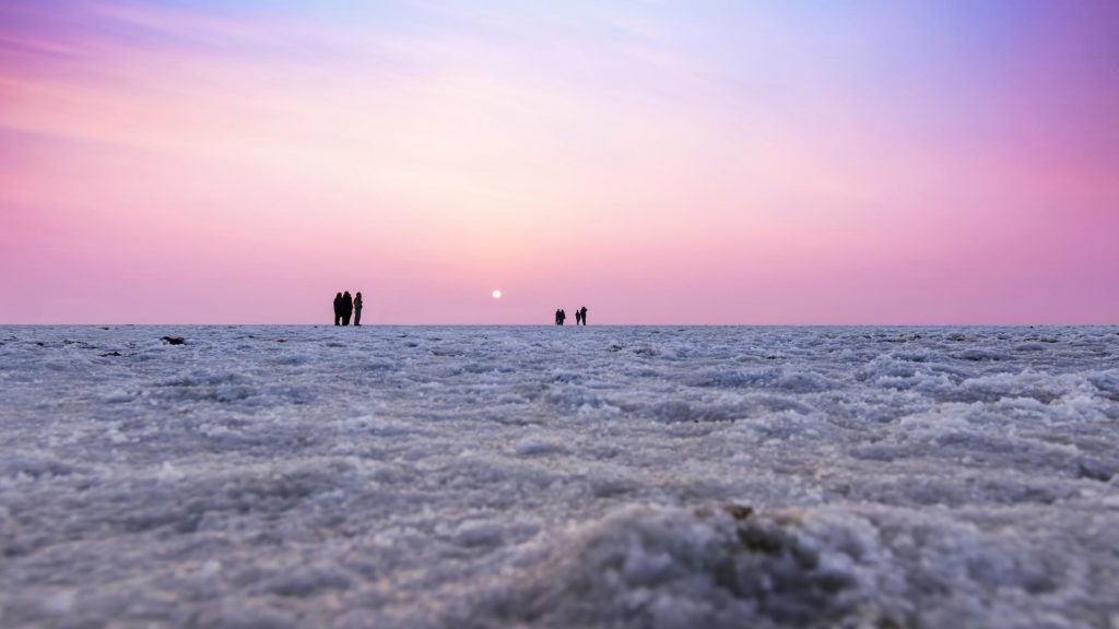 Turistas en el desierto de Rann de Kutch en Gujarat. 