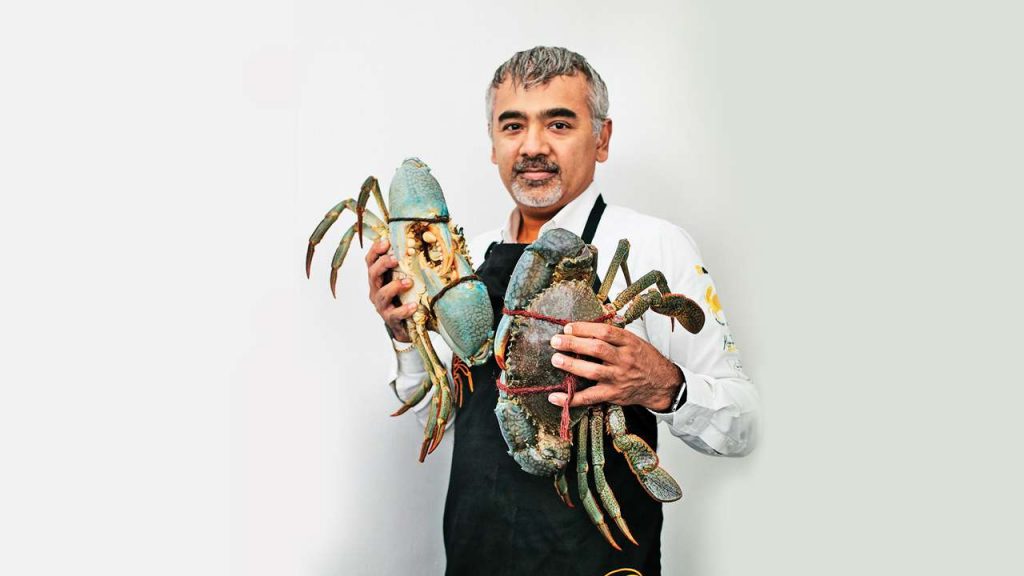 Dharsan Munidasa luce con dos cangrejos de Ministry of Crab 