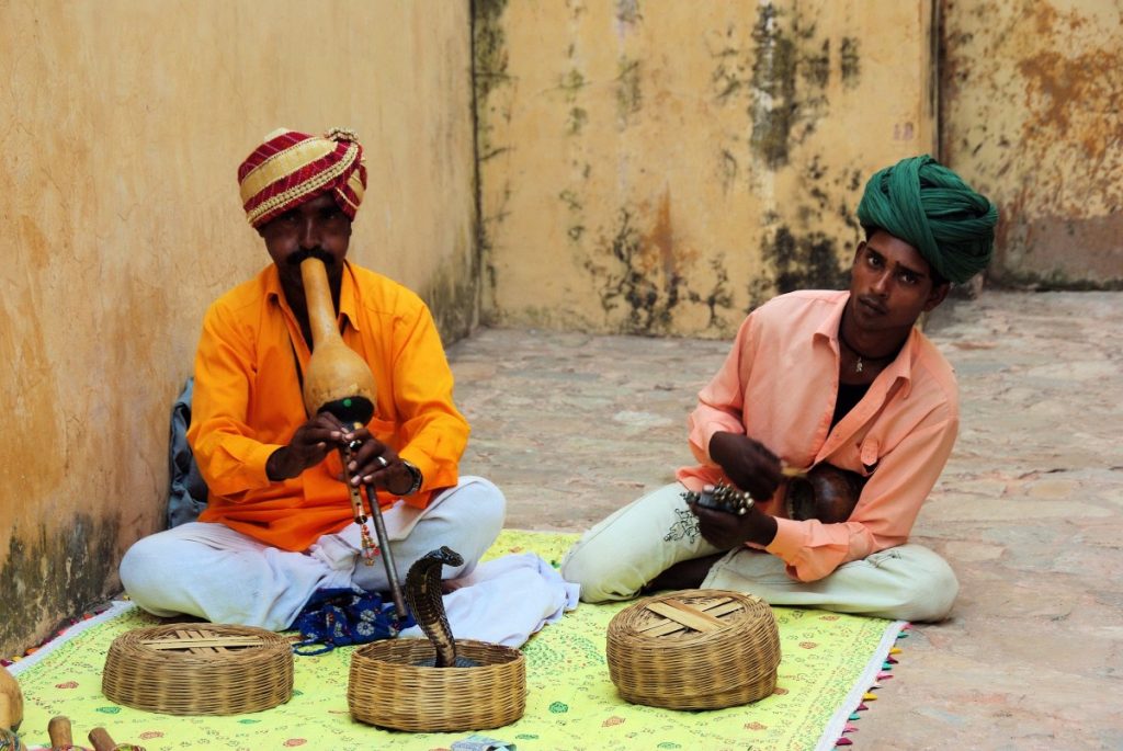 Dos encantadores de serpientes en India