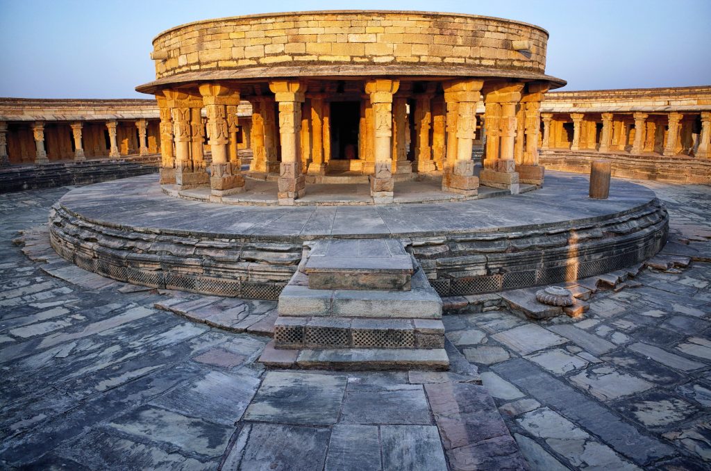 Interior del templo Chausath Yogini en Madhya Pradesh