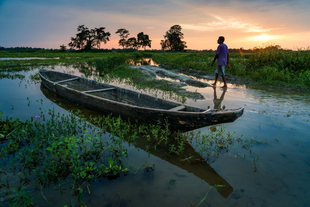 Barca en un lago de la isla de Majuli en India