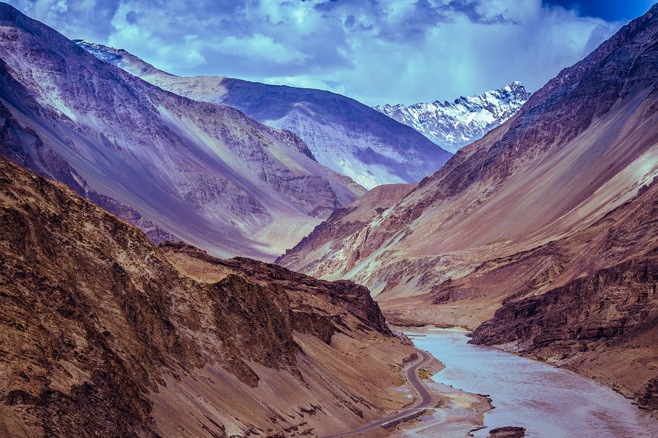 Río y montañas en el Valle de Nubra en India del Norte