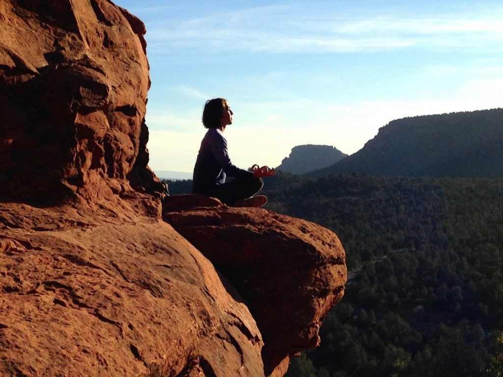 Mujer practica yoga y meditación en Pune