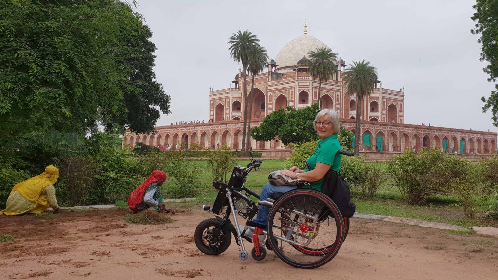 Viajera en silla de ruedas en la Tumba de Humayun en New Delhi