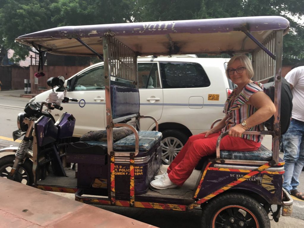 Viajera en silla de rueda sobre un rickshaw en India 