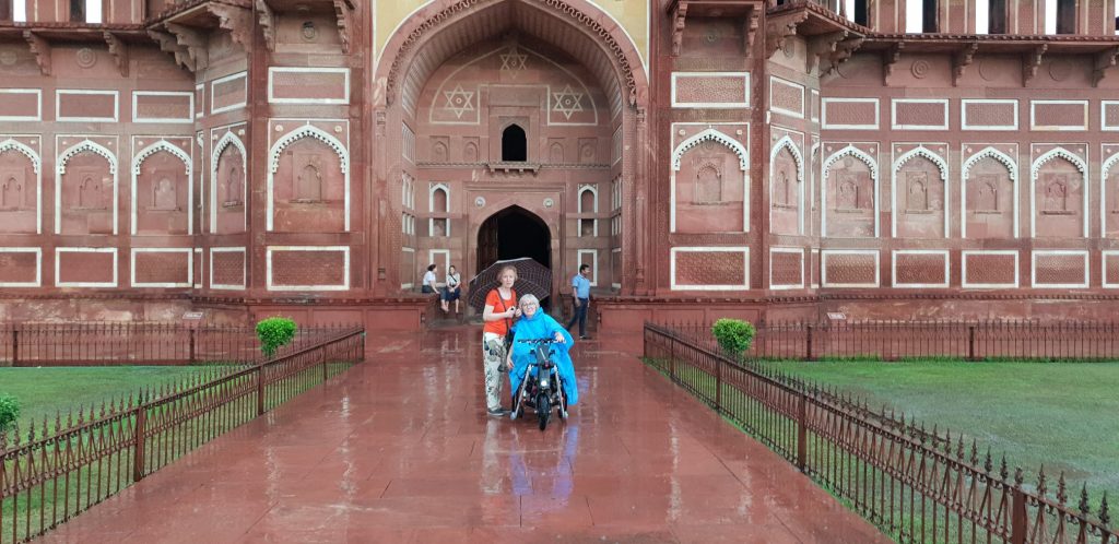 Viajera en silla de ruedas en Fuerte Rojo con India Accesible 