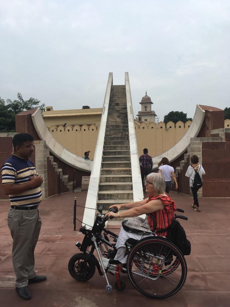 Viajera en silla de ruedas en Jaipur con India Accesible 