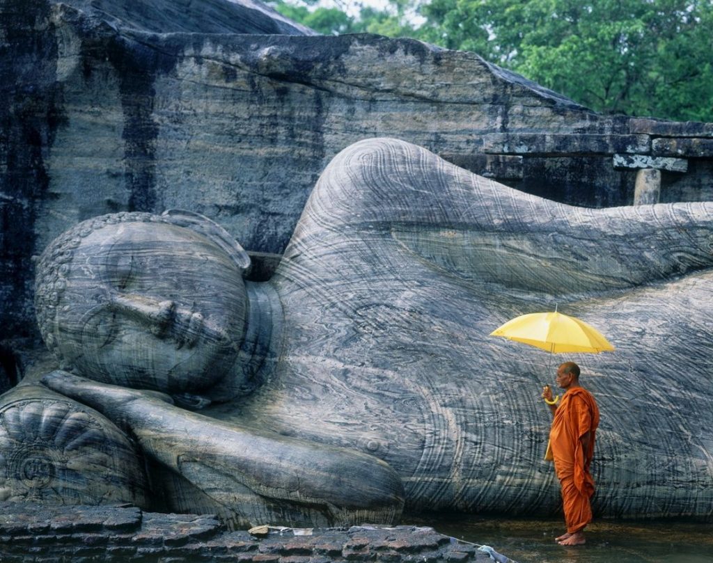 Monje budista en Gal Vihara en Sri Lanka 