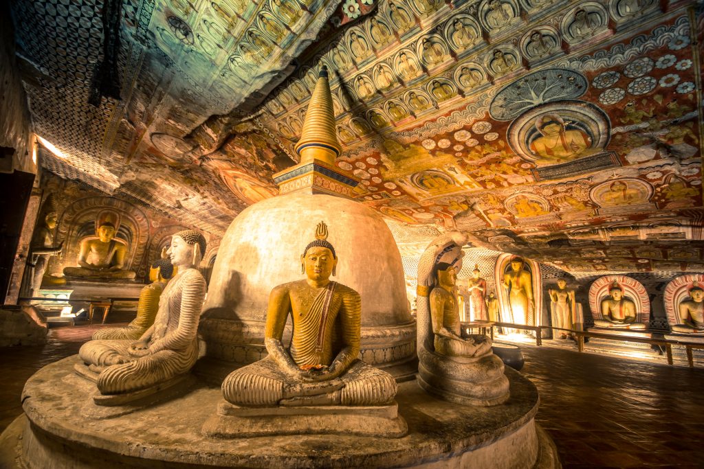 Las estatuas doradas de Buda en las cuevas del Templo de Dambulla 