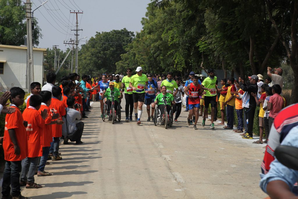 1km1vida recorre una de las ciudad de India durante la maratón