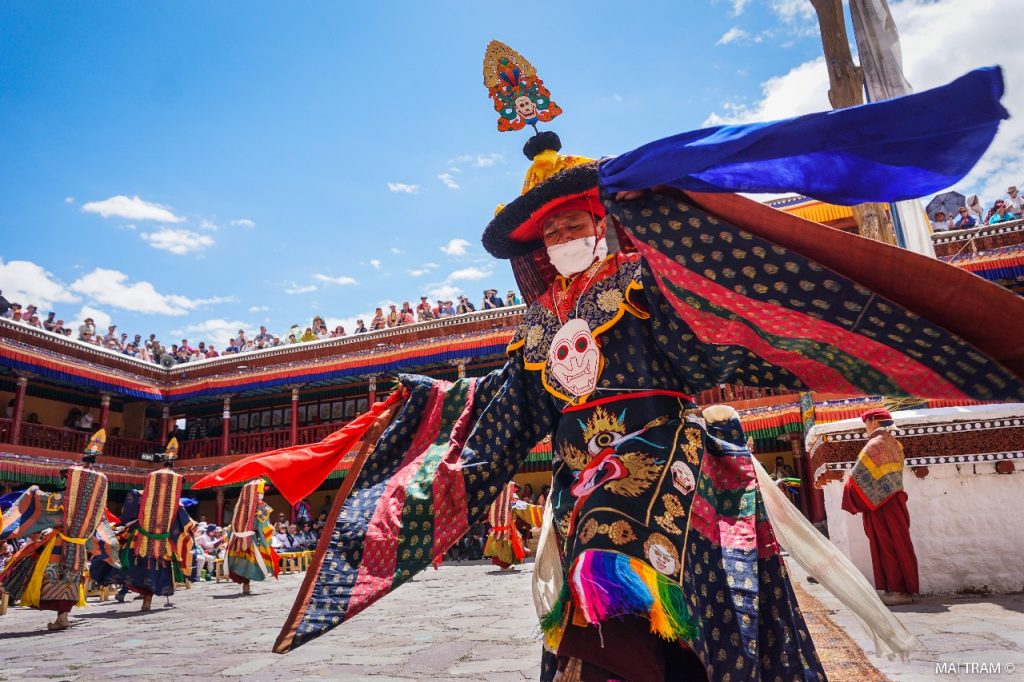 Celebración del famoso tsechu de Bután 