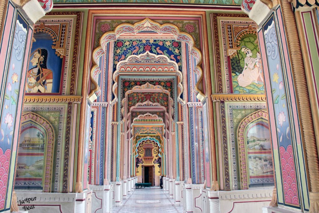 Patrika Gate de Jaipur, una puerta llena de murales típicos.