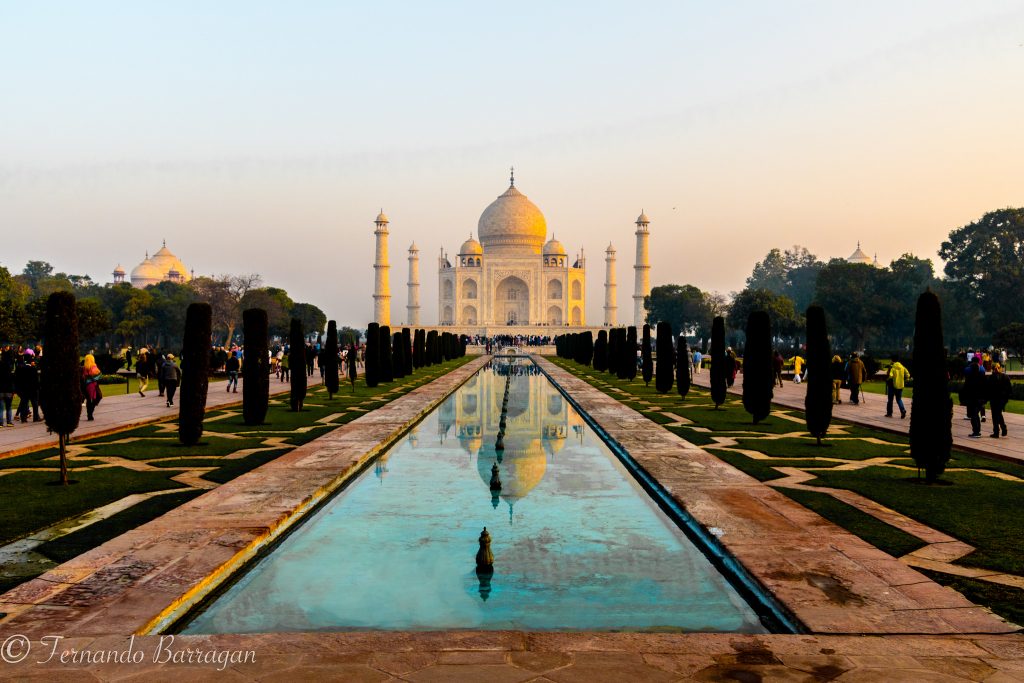 El Taj Mahal en Agra al atardecer 