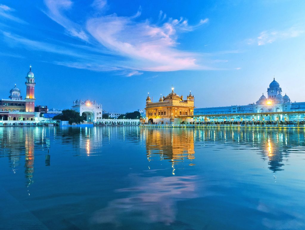 Templo Dorado de Amritsar al atardecer 