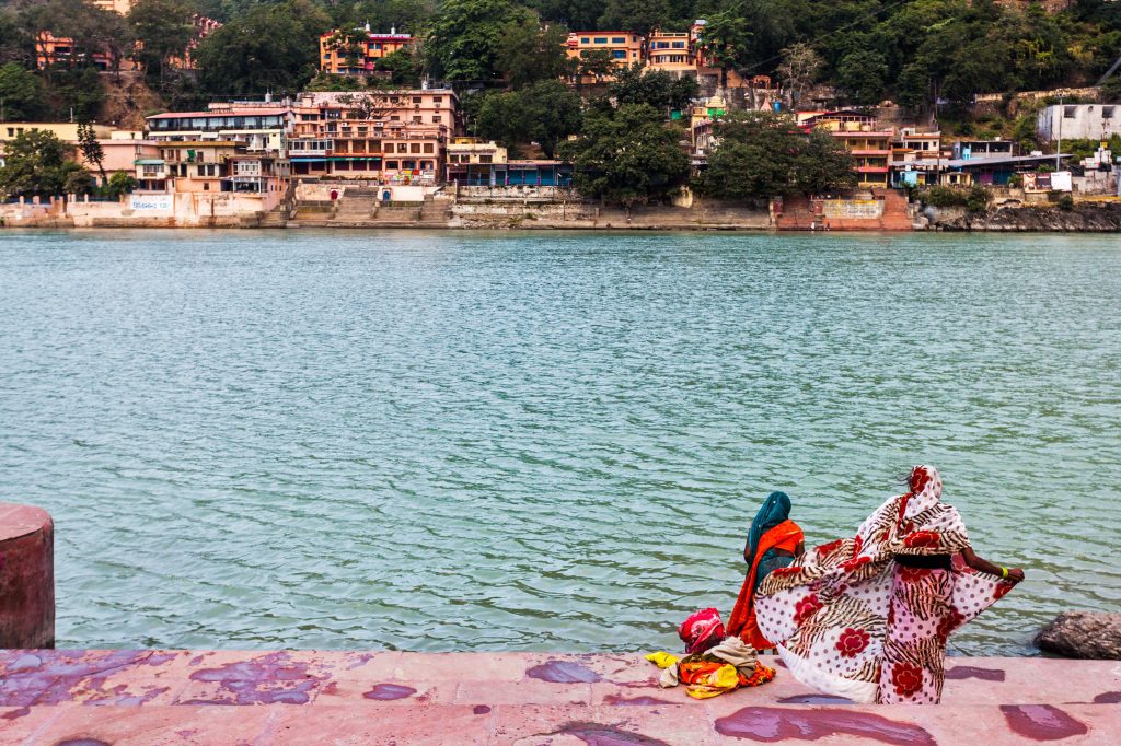 Mujeres frente al río Ganges en Rishikesh 