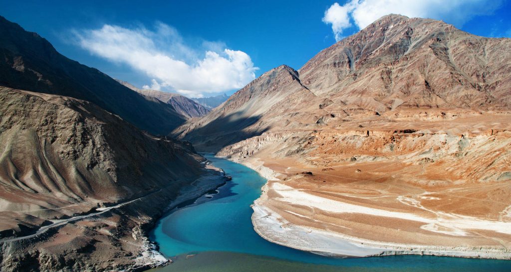 Río Indo en el Valle de Zanskar, entre India y el Tíbet 