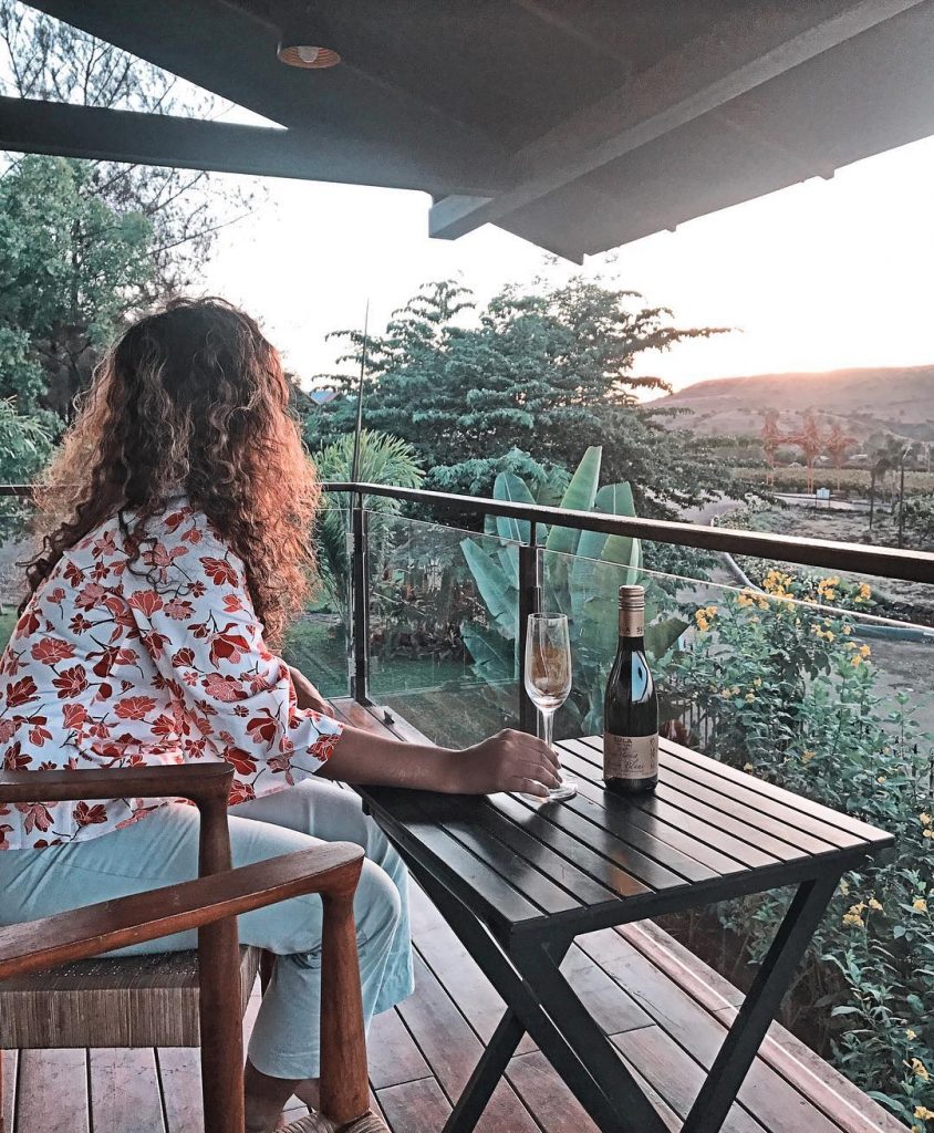 La influencer Saily Patre en las bodegas de Sula Vineyards