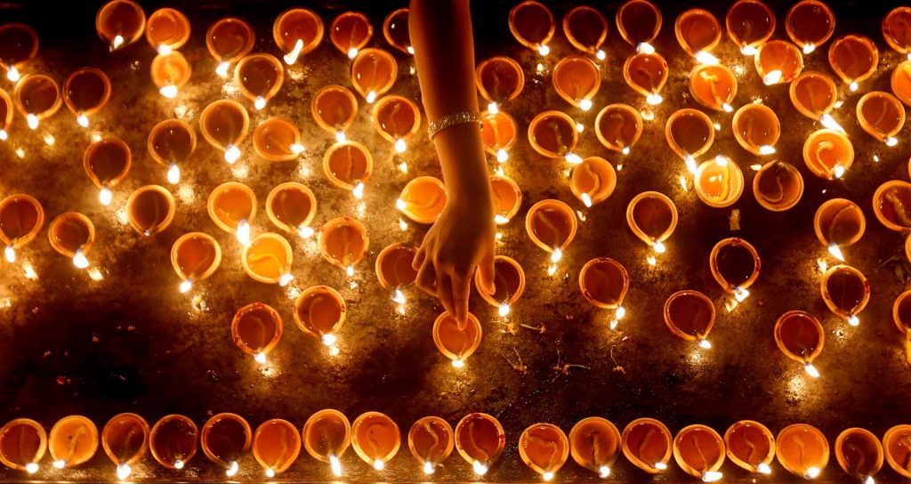 Iluminación de velas en Diwali Sri Lanka 