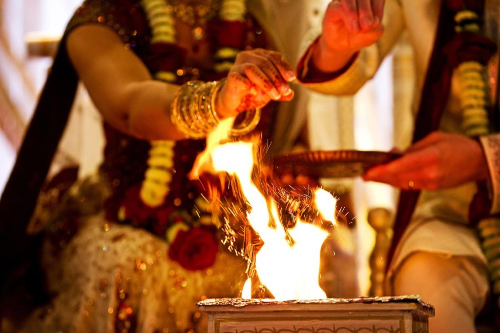 Novio en una boda india ante el fuego purificador 