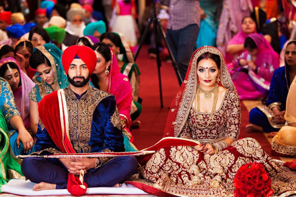 Dos novios aguardando en una boda india 