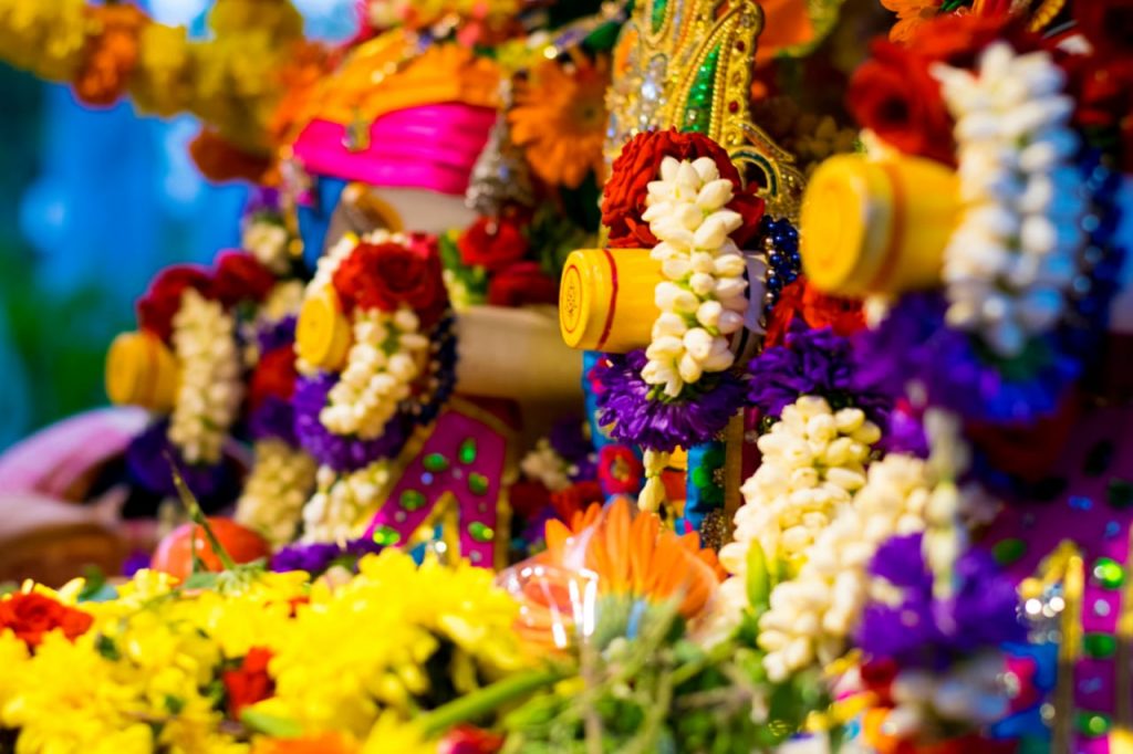 Decoración con flores para celebración de Rath Yatra en India