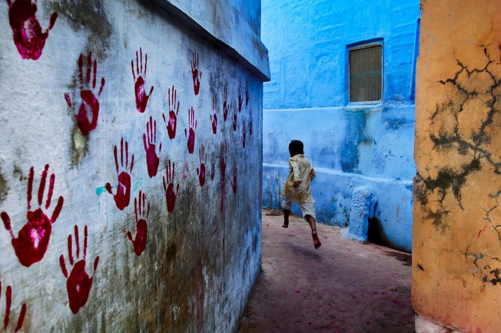 Niño en las calles azules de la ciudad de Jodhpur